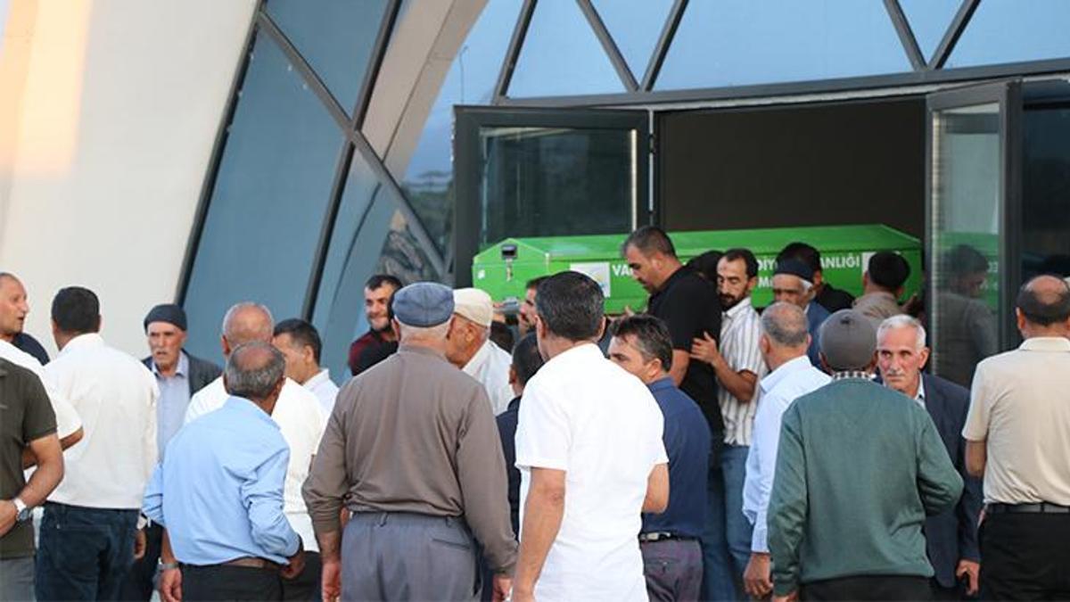 Van Gölü can aldı! Serinlemek için suya giren kardeşler boğuldu