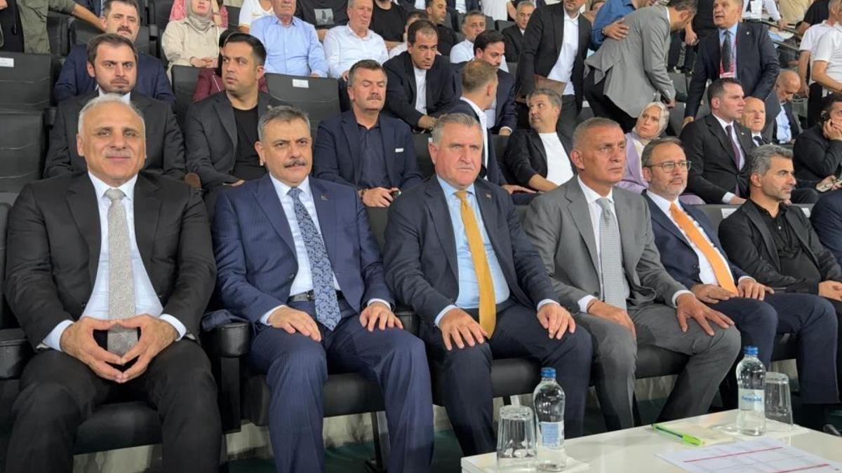 Bakanlar ve TFF Başkanı Amedspor-Erzurumspor maçını tribünde takip etti