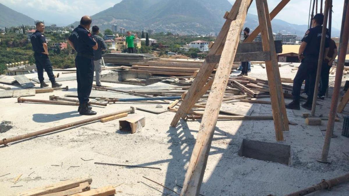 Antalya'da korkunç olay! Eşini ve kayınvalidesini bıçaklayan şahıs intihar teşebbüsünü canlı yayınladı
