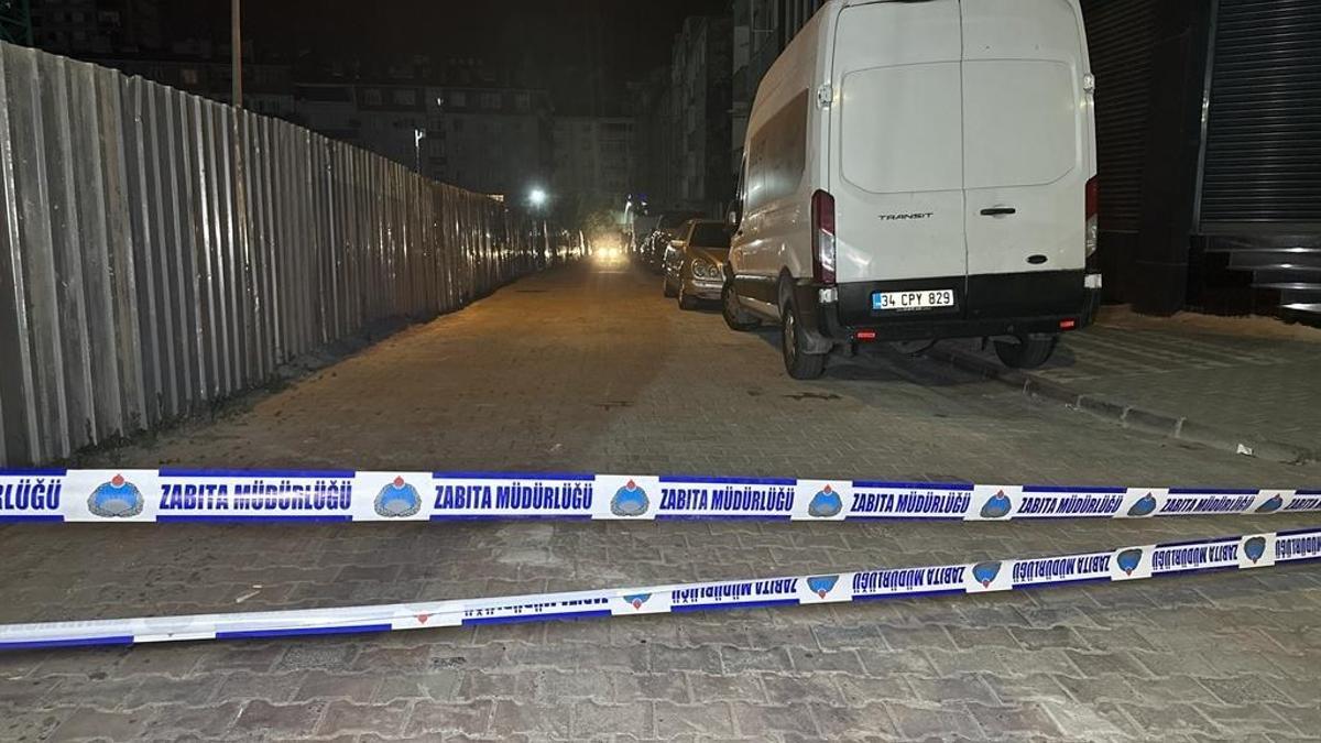 Sultangazi'de korkulu gece: Toprak kaydı, sokak kapatıldı