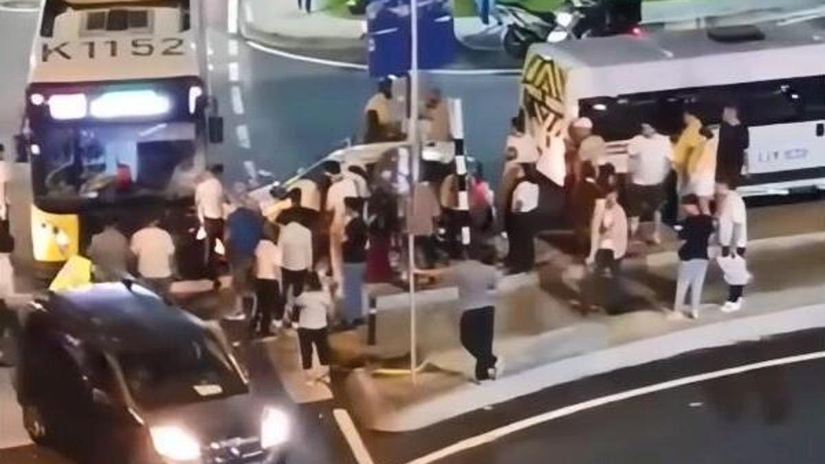 Kağıthane’de otomobille İETT otobüsü çarpıştı: Araçta sıkışan bekçi kurtarıldı