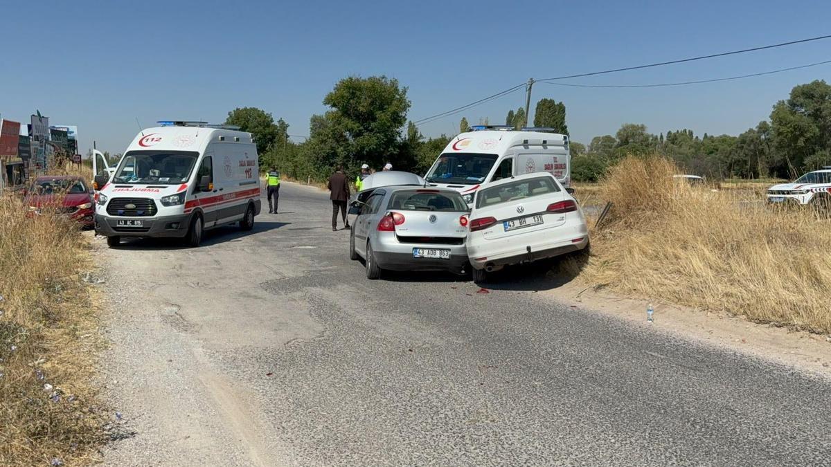 Kütahya’da iki otomobil çarpıştı; 2 yaralı