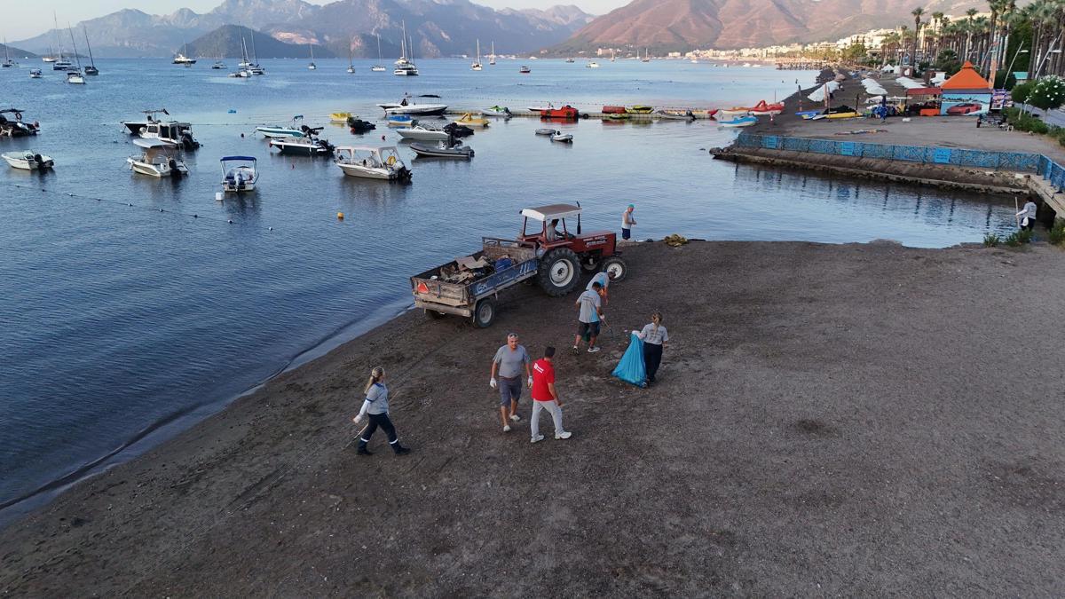 Halk Plajı güne temizlikle başlıyor