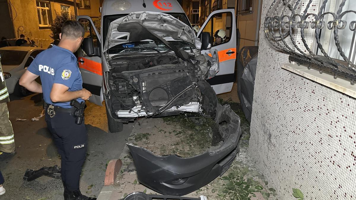 Bayrampaşa’da hasta taşıyan ambulans ile otomobil çarpıştı: 3 yaralı