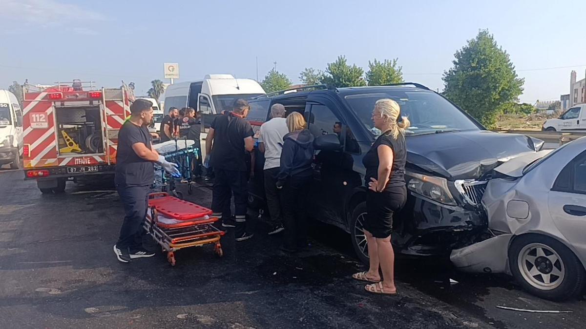Manavgat’ta 6 araç zincirleme kazaya karıştı; 17 yaralı