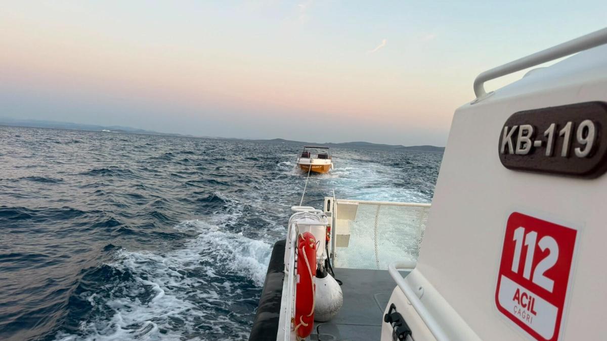 Çanakkale'de sürüklenen tekne kurtarıldı