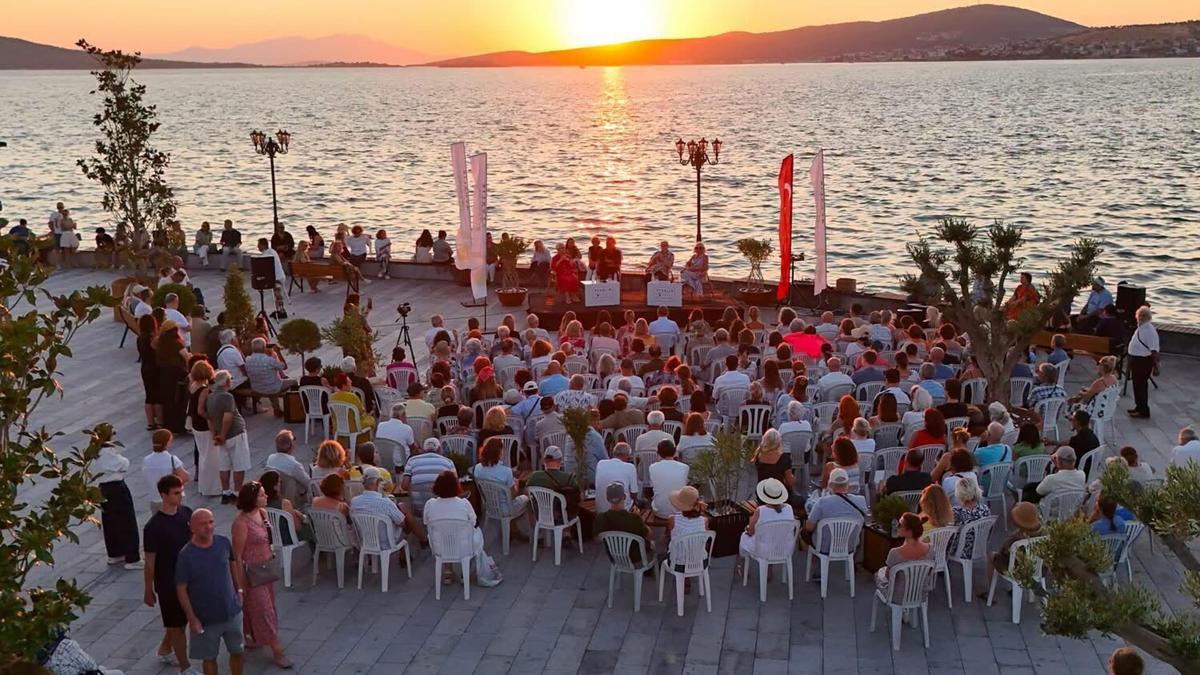 Ayvalık'ta sanatın usta isimleri bir araya geldi