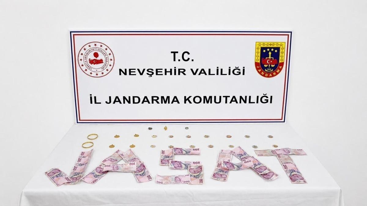 Mola veren ailenin aracındaki altınlarını çalan 4 şüpheli yakaladı