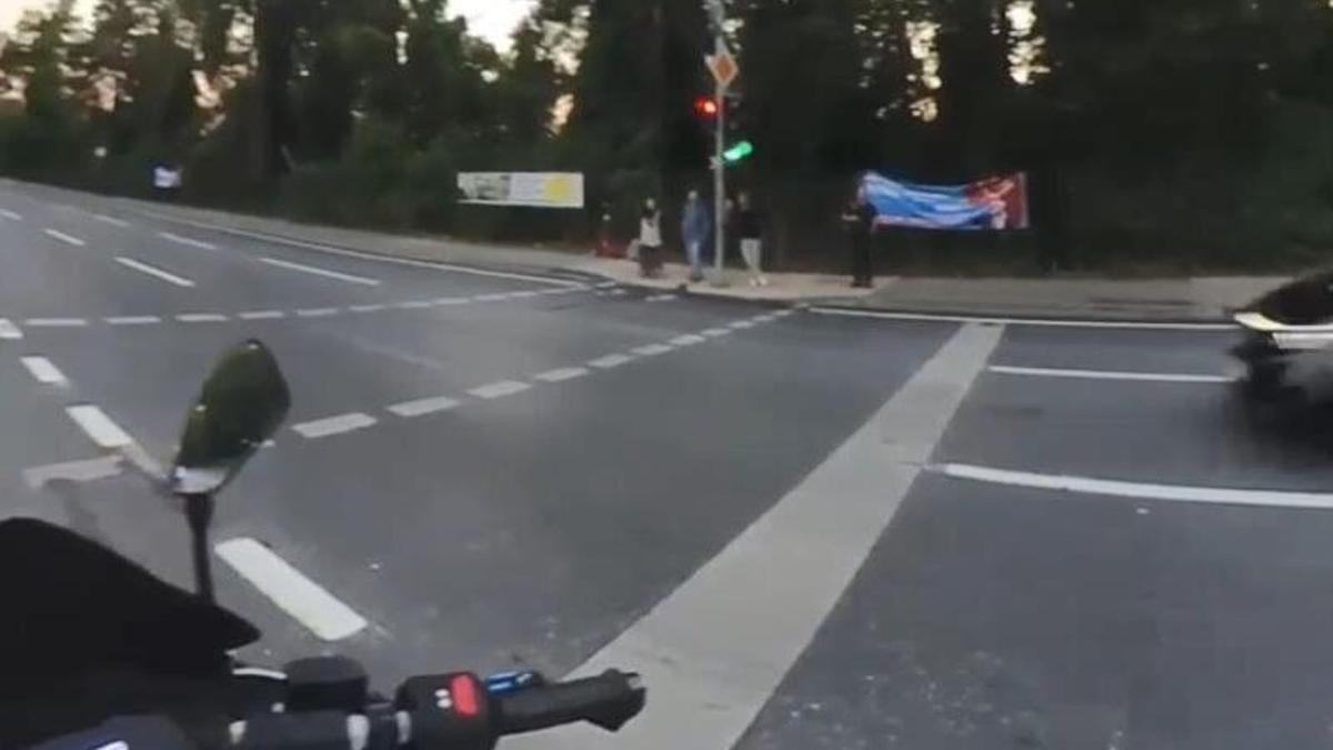 Sarıyer’de yolun karşısına geçmeye çalışan kadına aracın çarptığı anlar kamerada
