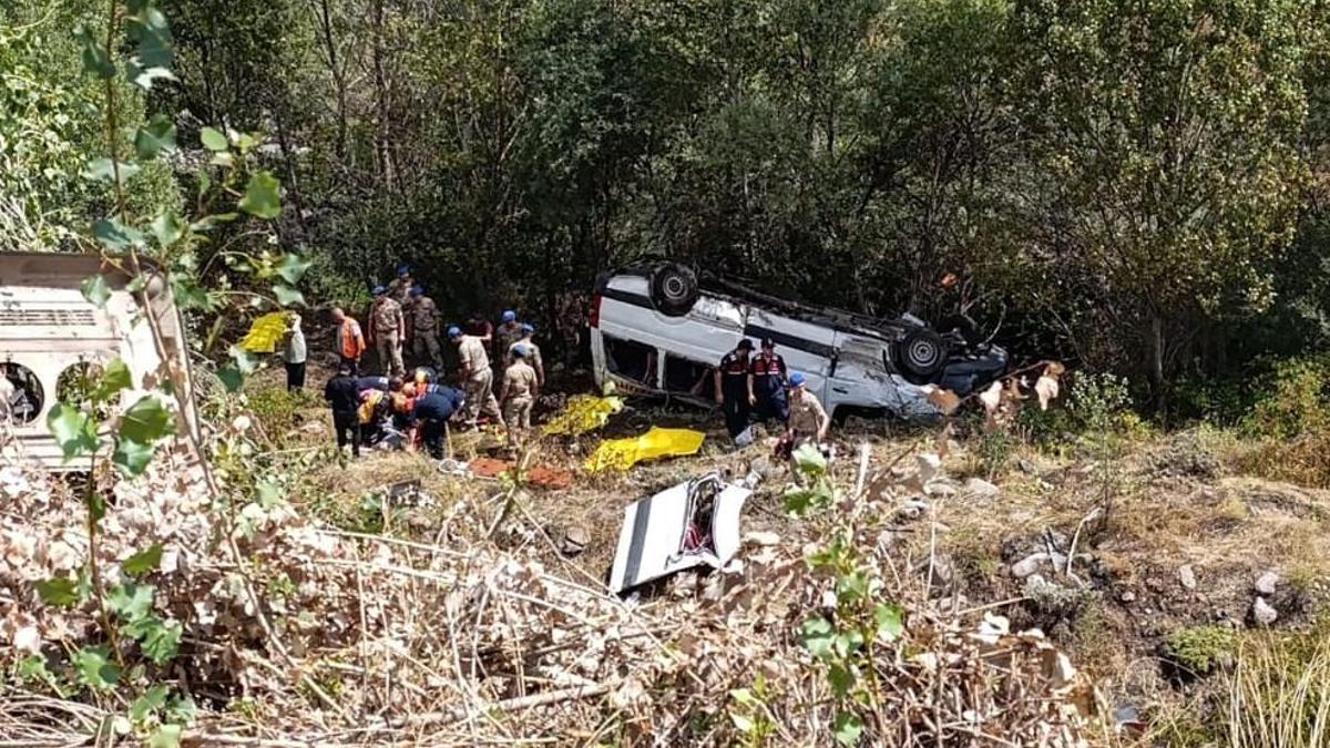 Sivas'ta yolcu minibüsü şarampole devrildi: 4 ölü, 10 yaralı