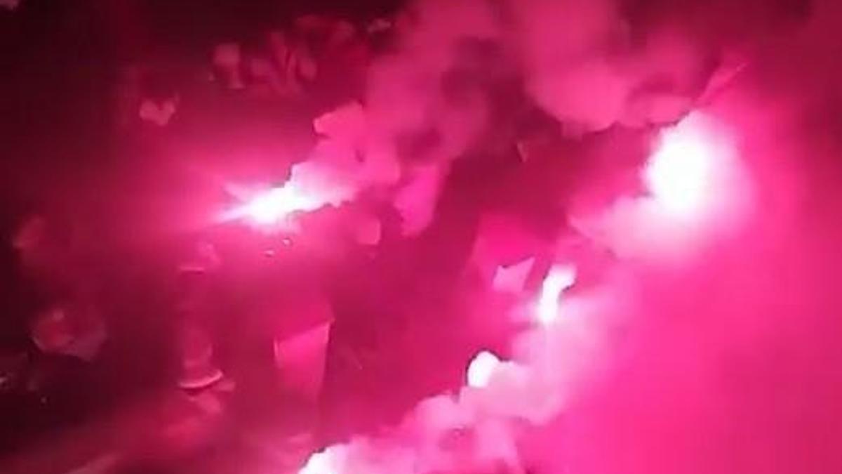 Havai fişekler, davetlilerin bulunduğu alana düştü