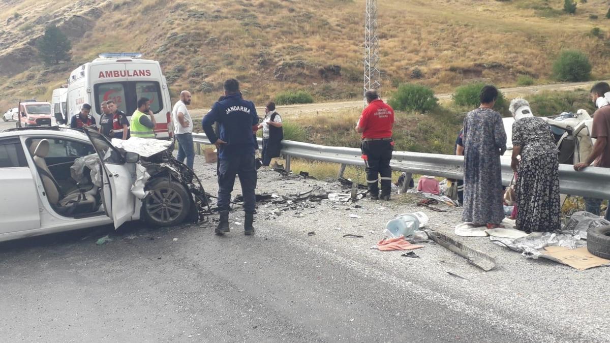 Fındık işçilerini taşıyan minibüs ile otomobil çarpıştı: 6'sı çocuk 11 yaralı