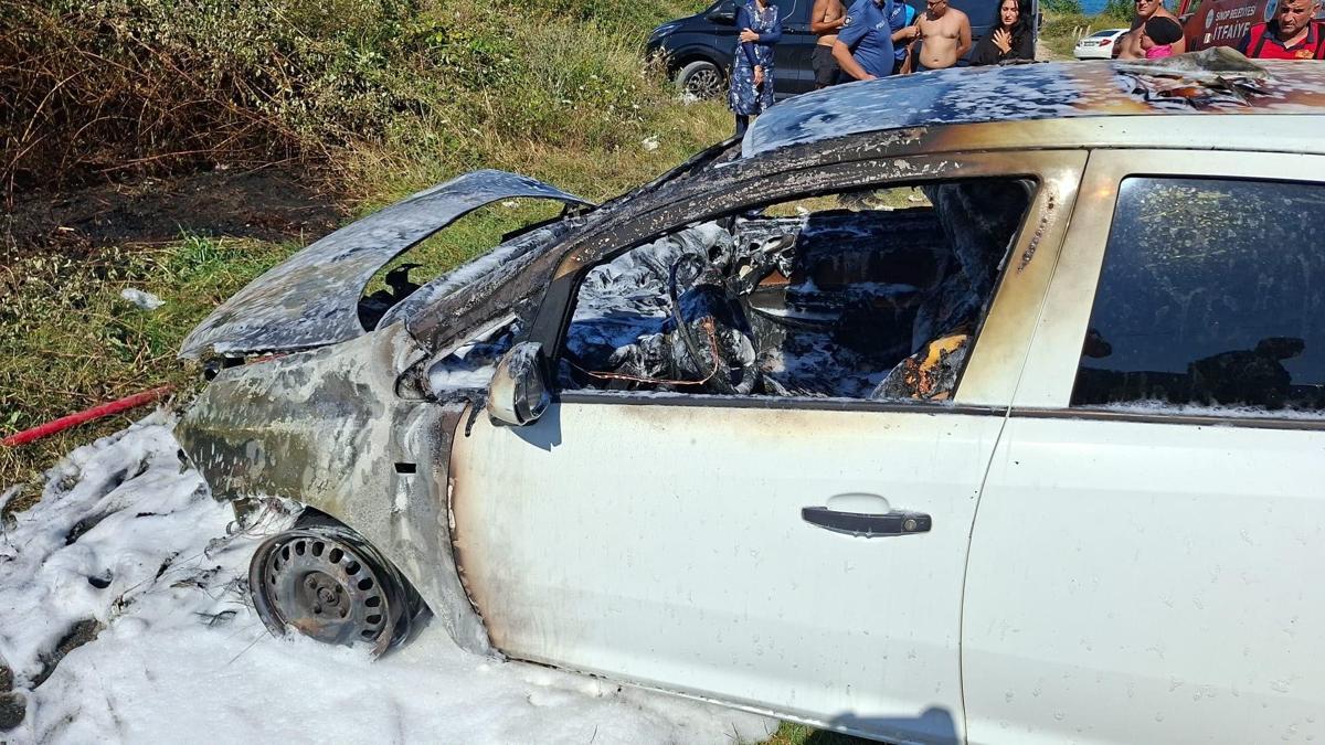 Sinop'ta park halindeki otomobilde yangın çıktı