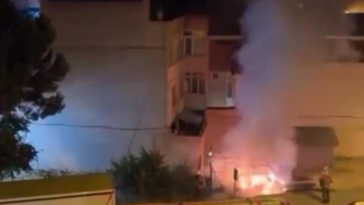 Bursa’da park halindeki otomobil alev alev yandı