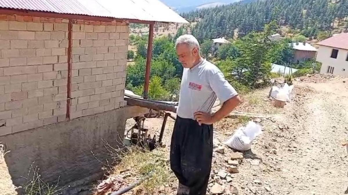 Adana'da açıkta bırakılan su borusu vatandaşı mağdur ediyor