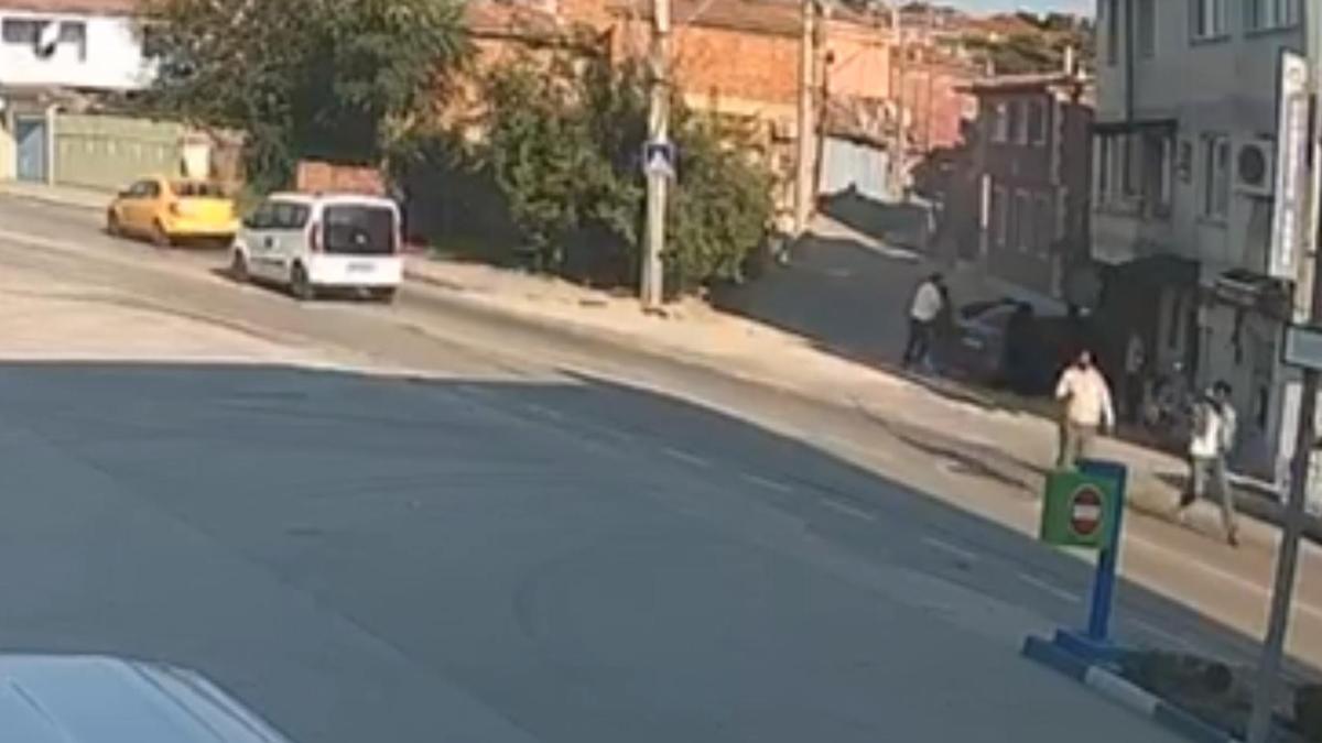 Kaçak göçmenleri taşıyan otomobil refüje çarptı; 2 yaralı (2)