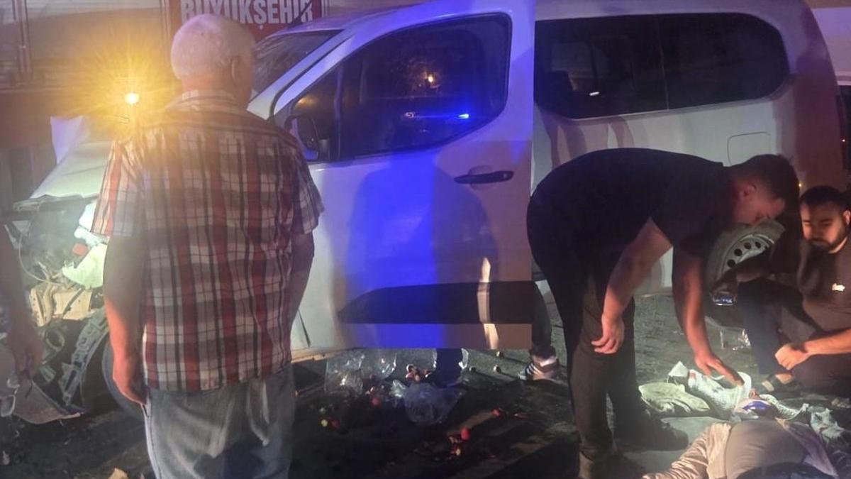 Hafif ticari araç ile otomobil çarpıştı: 7 yaralı