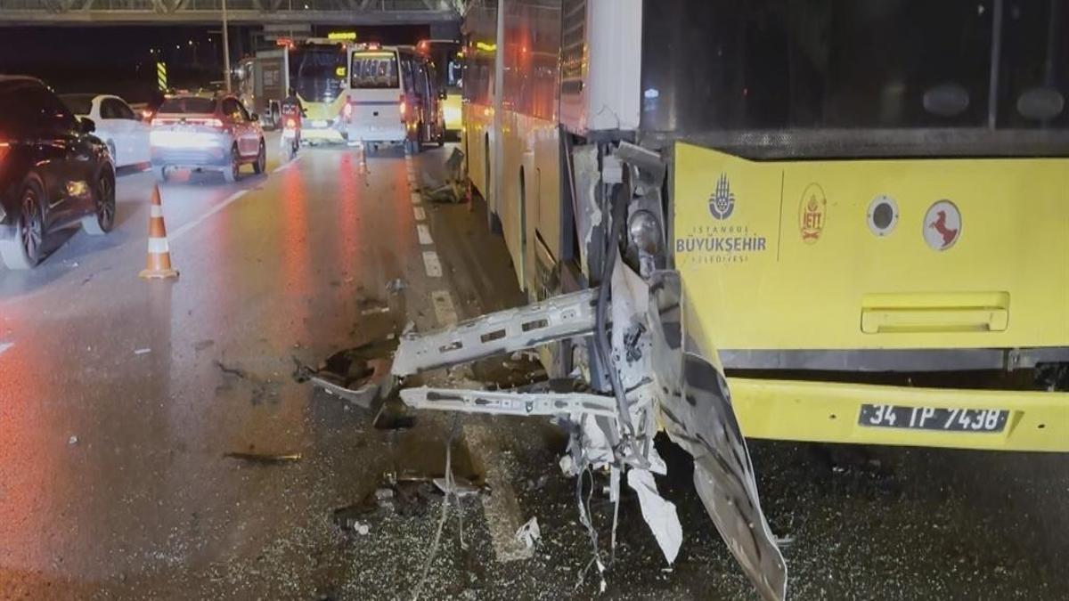 Büyükçekmece'de kanlı gece: Önce İETT otobüsüne sonra bir arabaya çaptı! 1'i ağır 3 yaralı