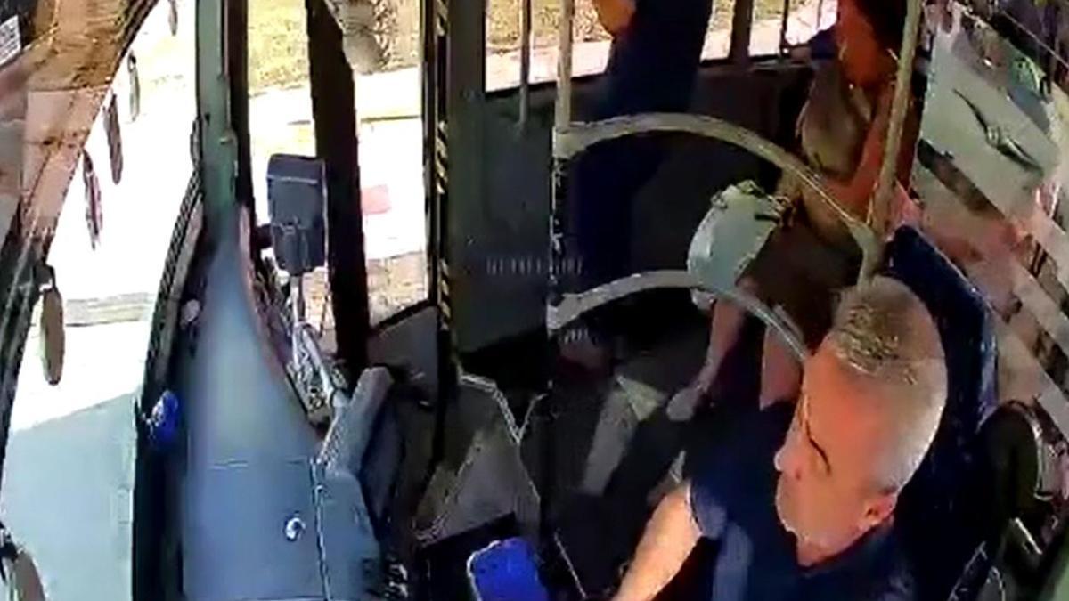 Midibüsünde fenalaşan yolcuyu hastaneye yetiştirdi