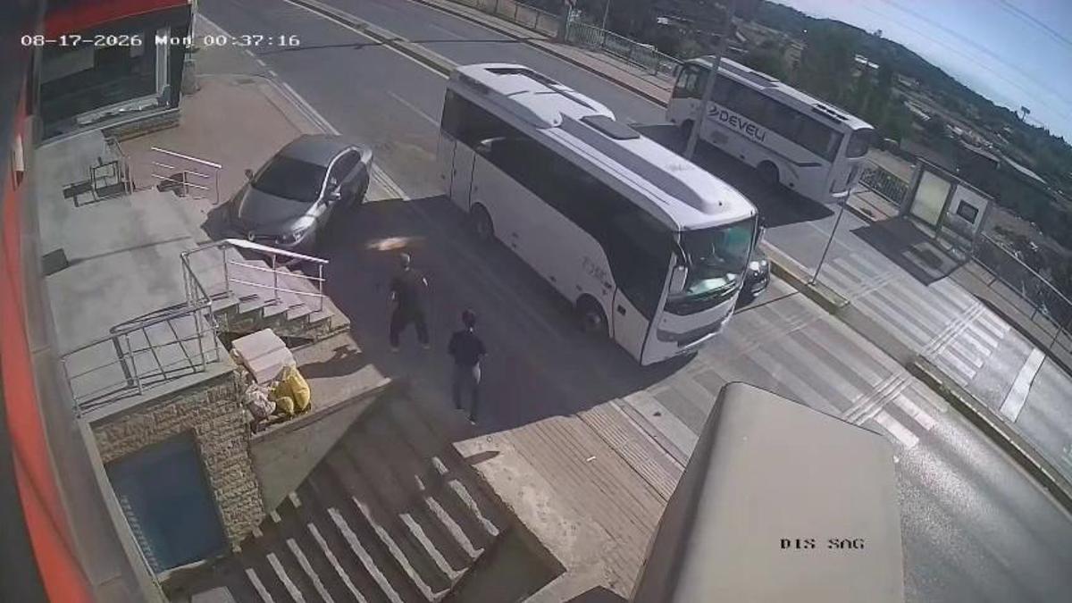 2 kişinin ezilmekten son anda kurtulduğu kaza kamerada
