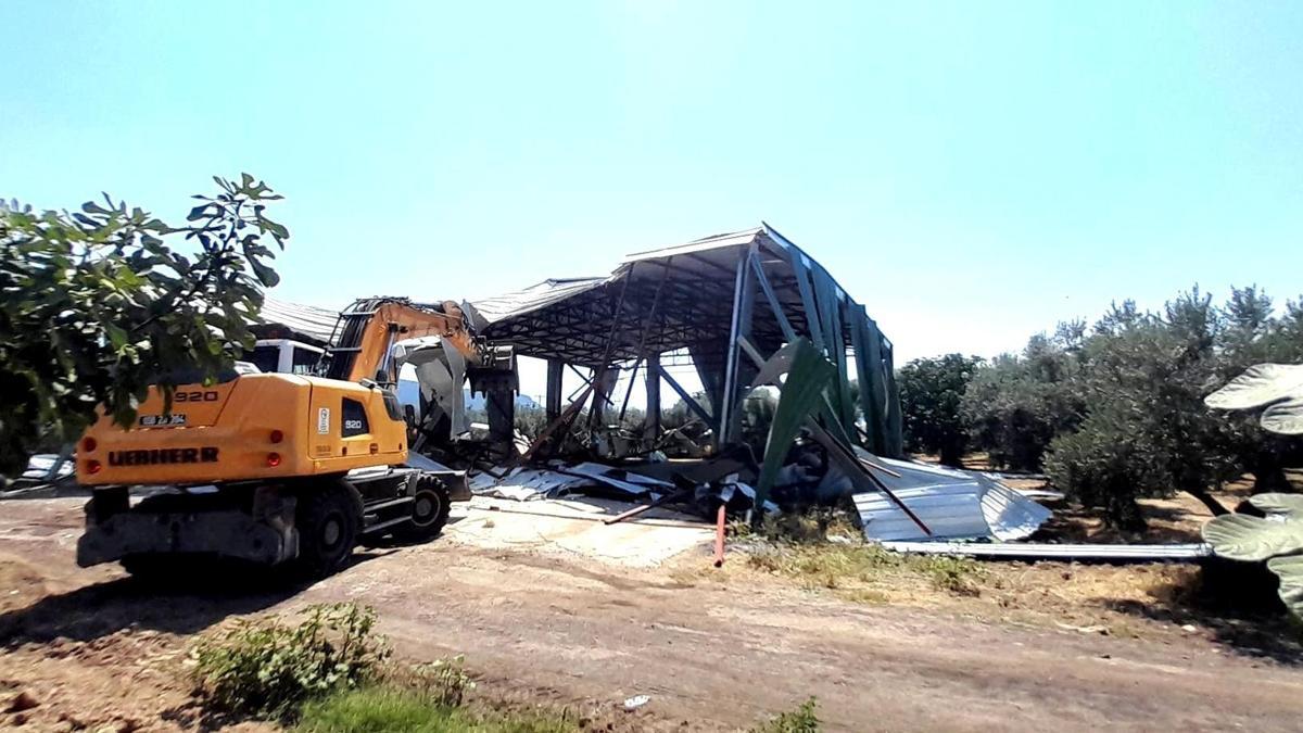 Osmangazi’de tarım alanına yapılan kaçak depo yıkıldı