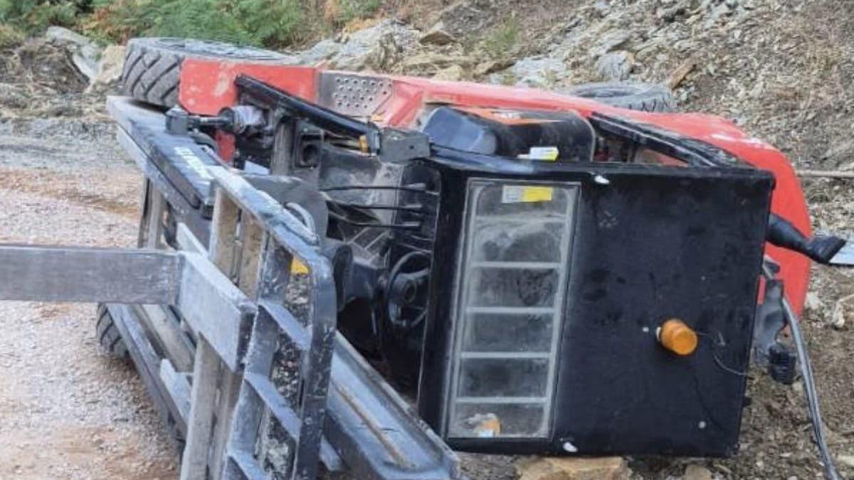 Devrilen forkliftin altında kalıp, yaralandı
