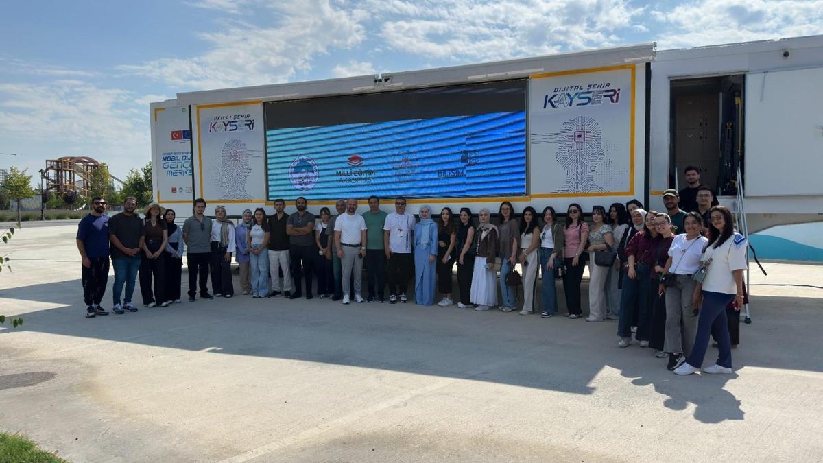 Büyükşehir Belediyesi, 500 öğretmen adayını geleceğin teknolojileriyle buluşturuyor