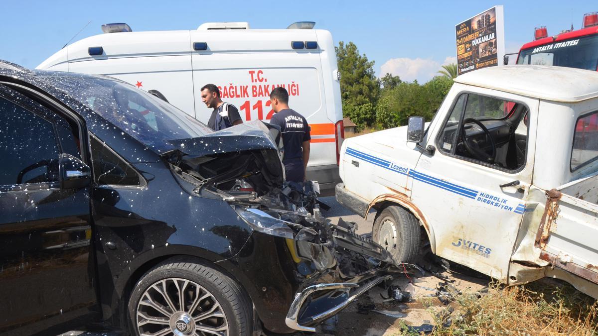 Panelvan minibüs ile kamyonet çarpıştı: 1 yaralı
