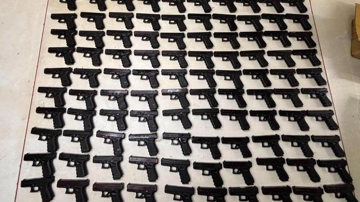 Zeytinburnu'nda iş yerine operasyon; 100 adet ruhsatsız tabanca ele geçirildi
