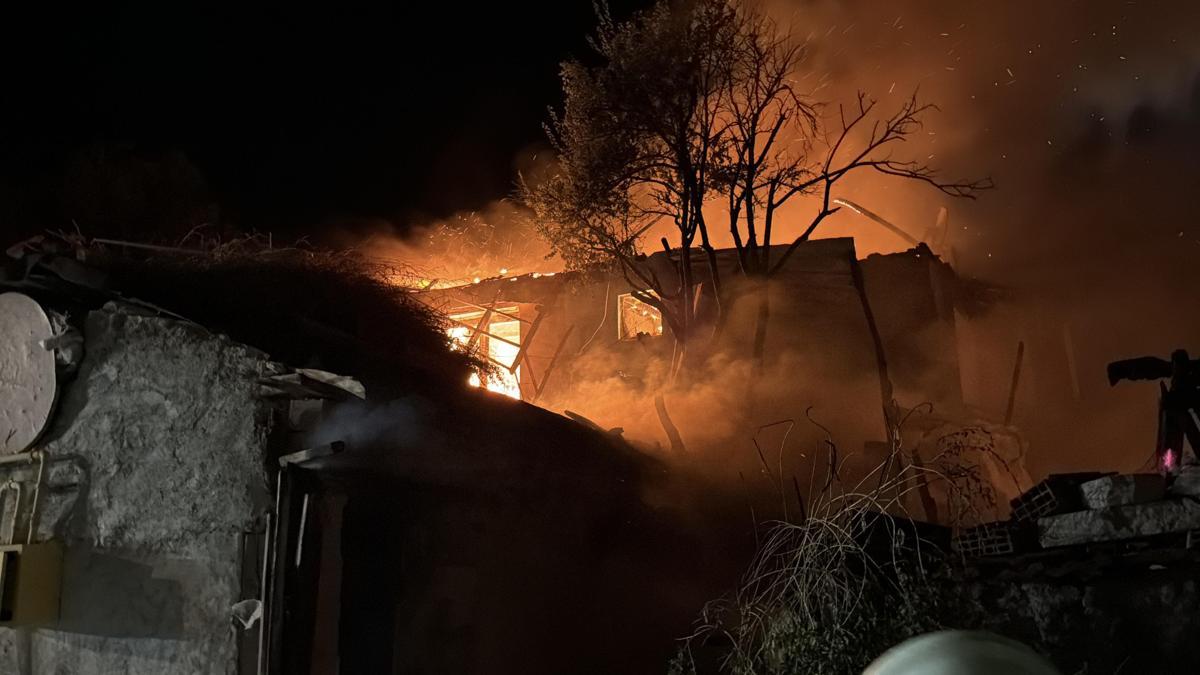 Bahçede çıkan yangın eve sıçradı; 2 kişi dumandan etkilendi