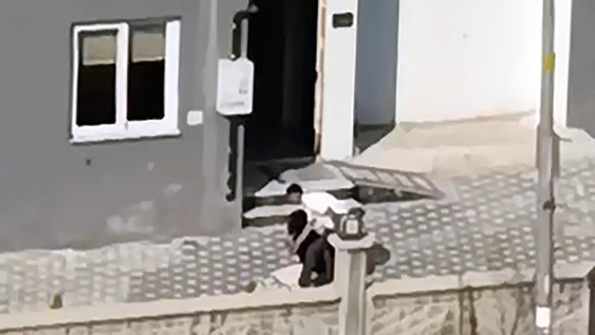 Apartman bahçesinde tartıştığı kadını dövdü
