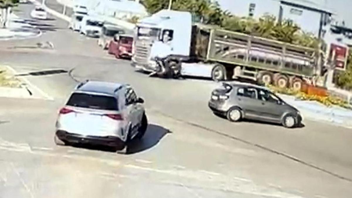 TIR’la çarpışan motosikletin sürücüsü yaralandı; kaza kamerada