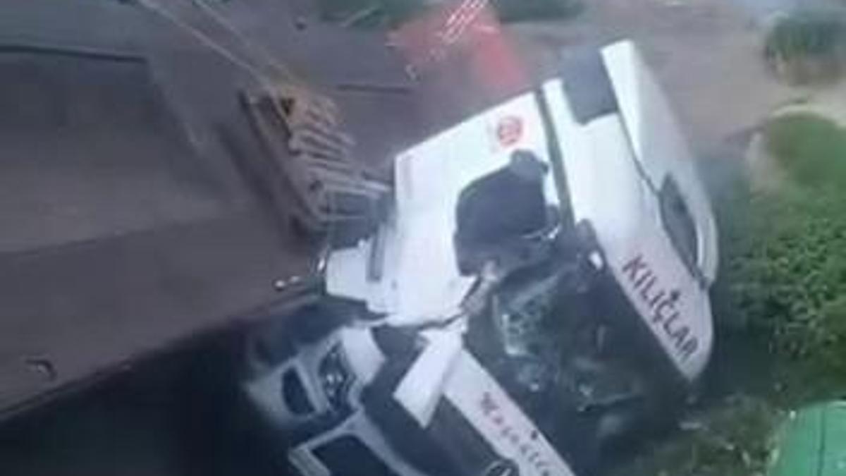 Dereye devrilen TIR’ın şoförü ağır yaralandı