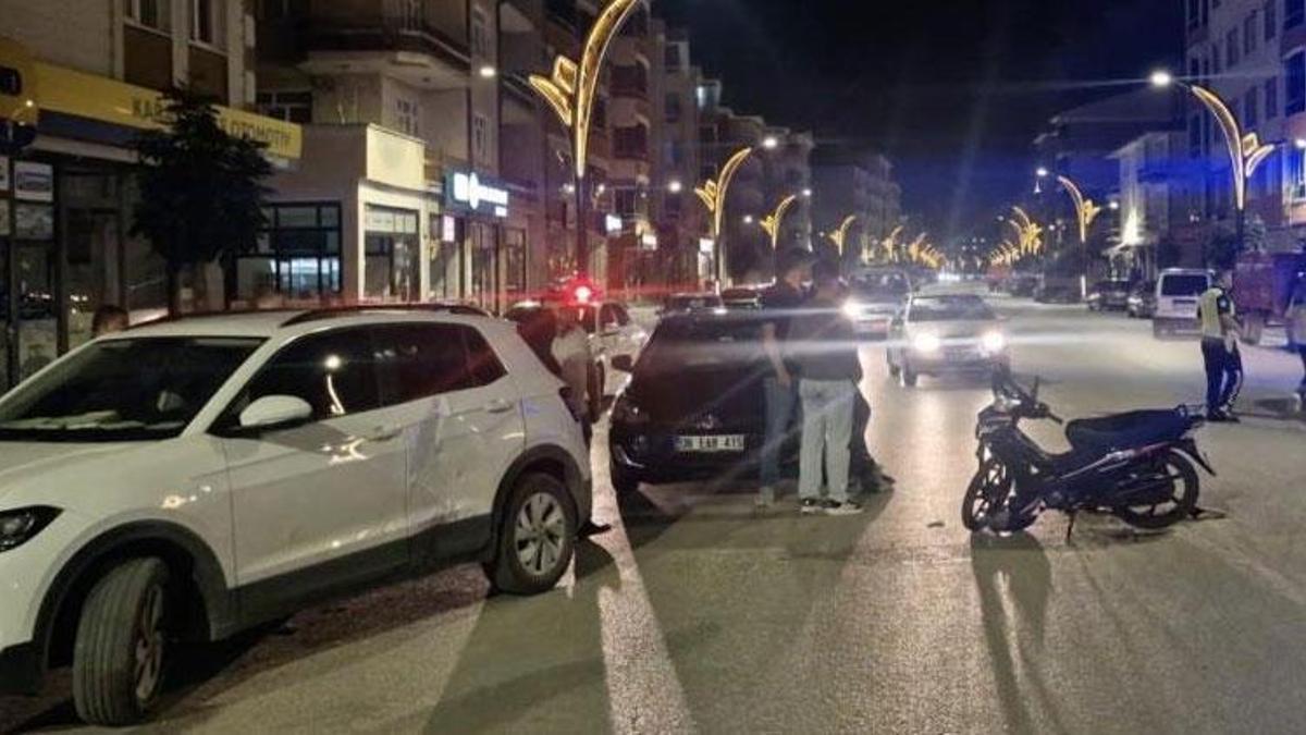 Manevra yapan otomobile çarpan motosiklet sürücüsü yaralandı