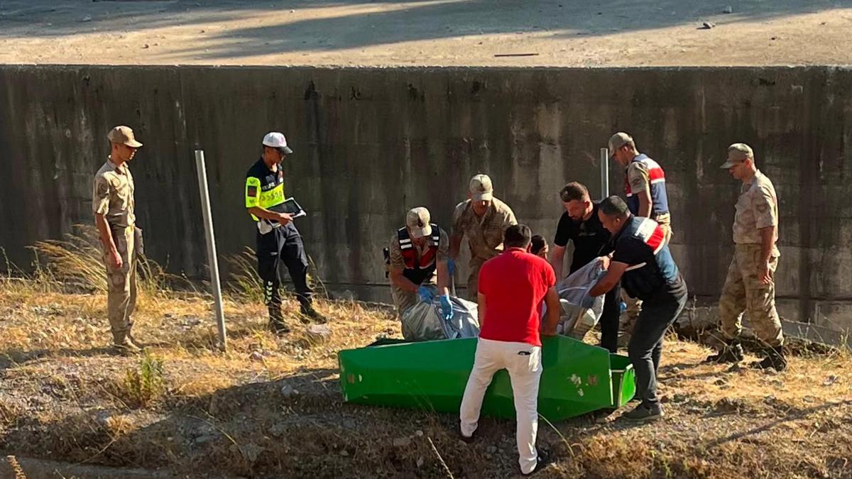 Gaziantep’te hafif ticari araç, şarampole devrildi: 2 ölü