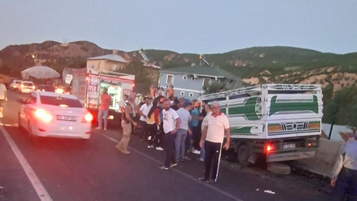 Bingöl’de kamyon ile çarpışan kamyonetin sürücüsü ağır yaralandı