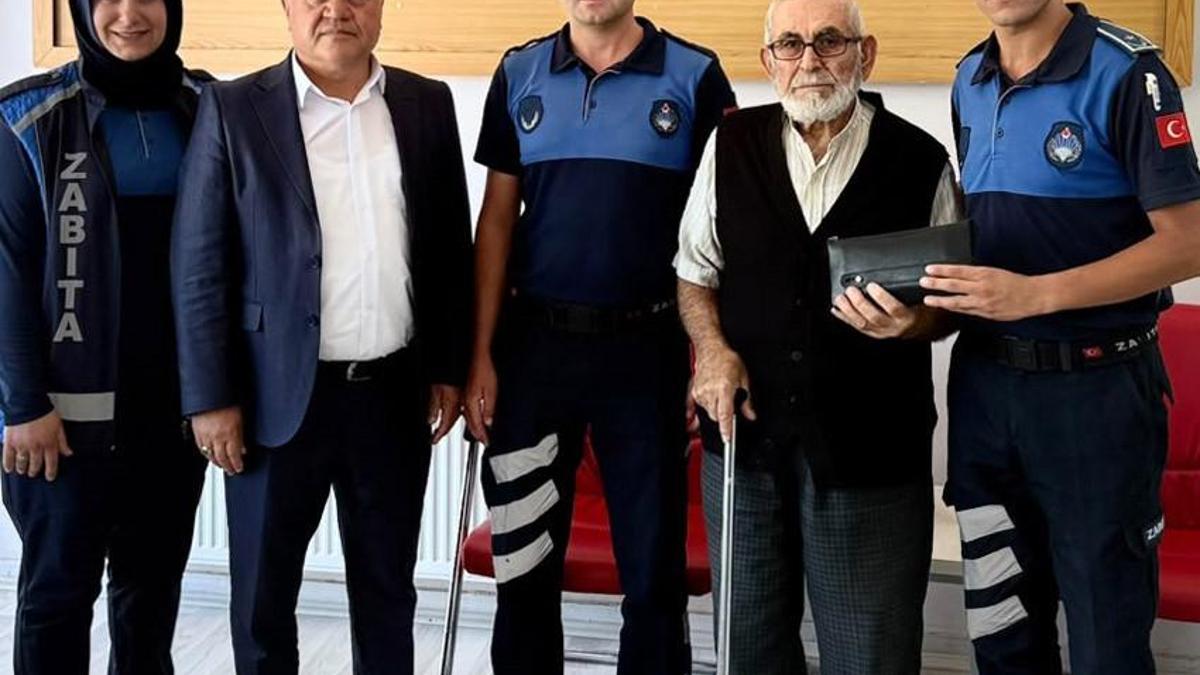 Bulduğu içinde para olan çantayı teslim etti