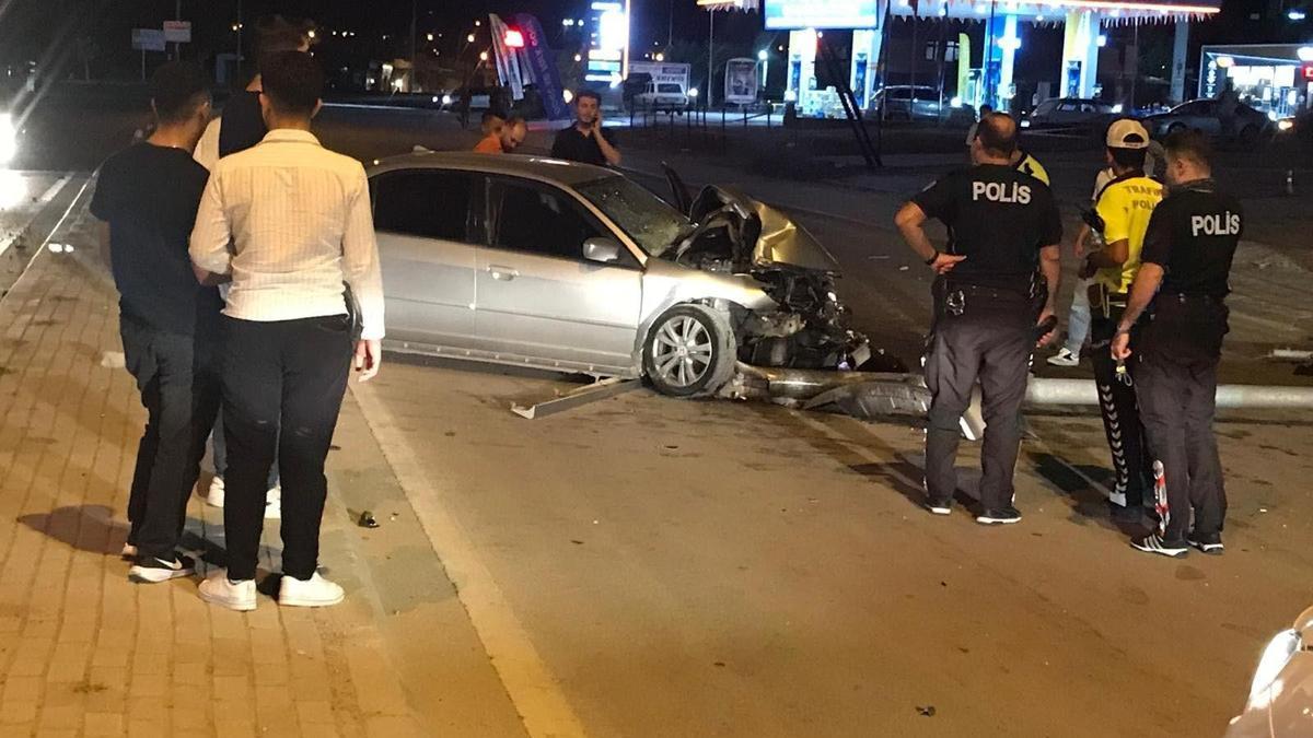 Otomobil, aydınlatma direğine çarptı:1 yaralı