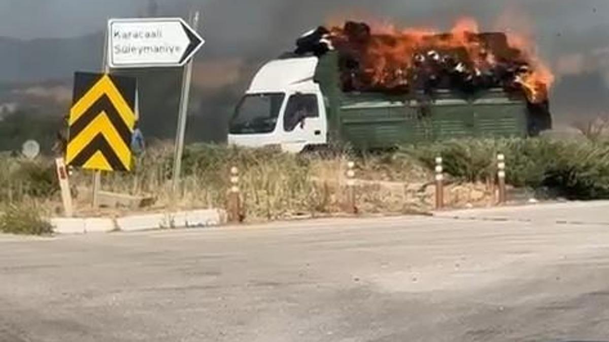 Seyir halindeki kamyondaki saman balyaları yandı; o anlar kamerada