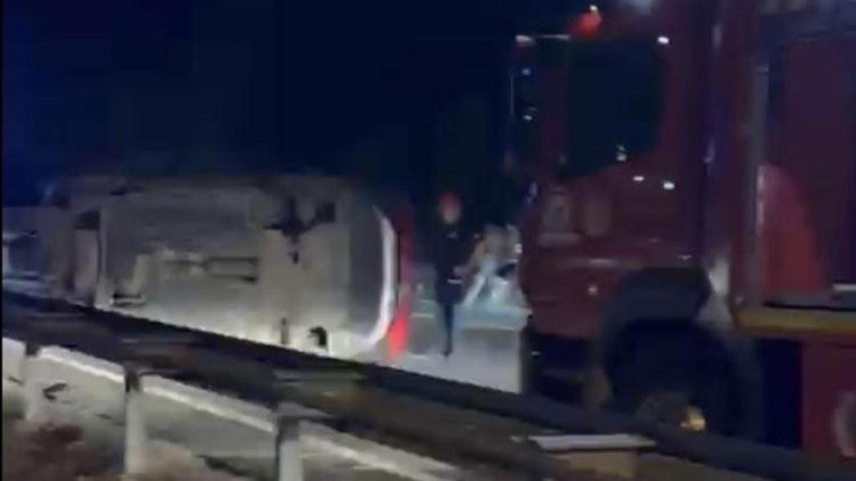Düzce’de otomobil bariyerlere çarparak devrildi