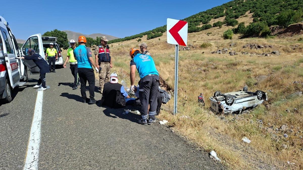 Bingöl’de hafif ticari araç şarampole devrildi: 1’i ağır, 6 yaralı