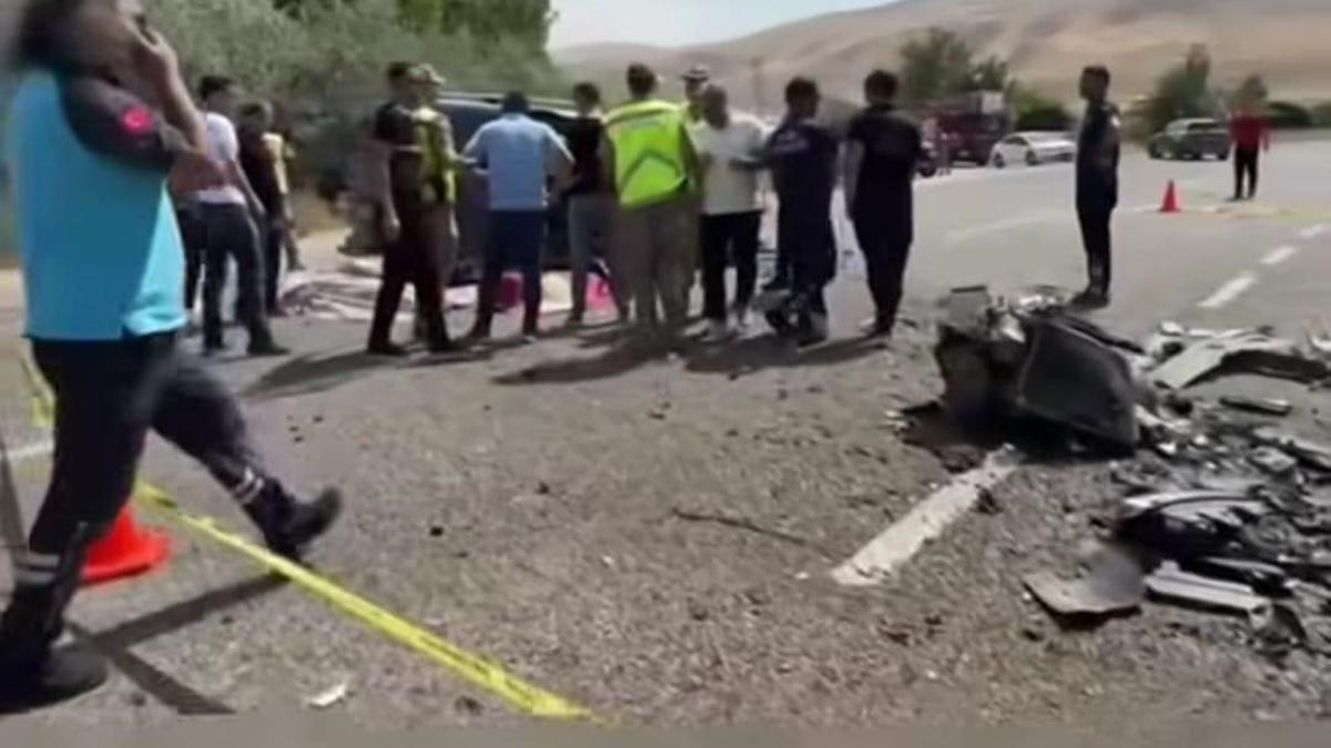 Van'da iki hafif ticari araç kafa kafaya çarpıştı: 2 ölü, 9 yaralı