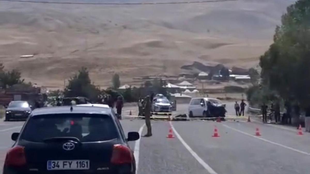 Van’da araçlar kafa kafaya çarpıştı! Feci kazada 2 ölü, 9 yaralı