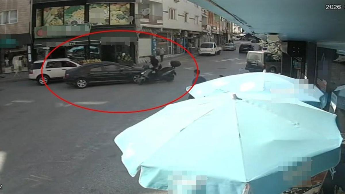 Otomobil ile motosikletin çarpıştığı kaza kamerada