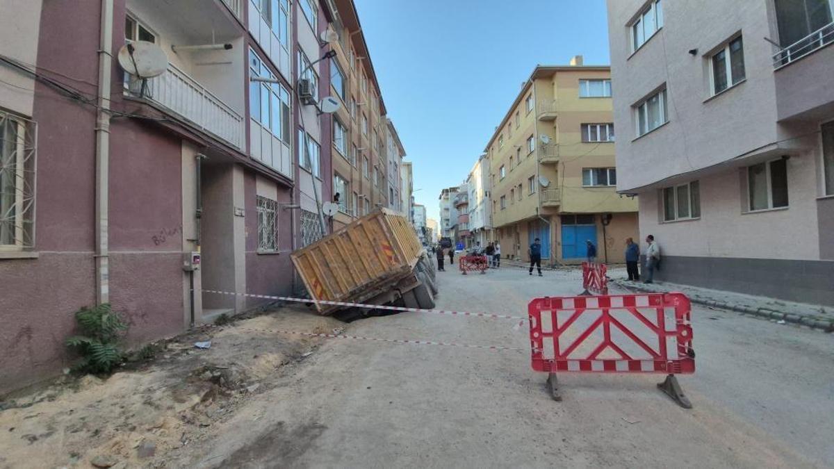 Eskişehir'de yol çöktü, kamyon çukura düştü