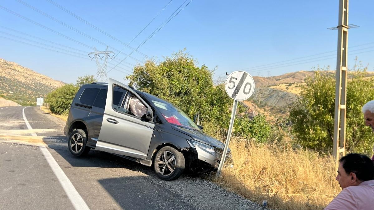 Şarampole devrilen hafif ticari araç sürücüsü yaralandı