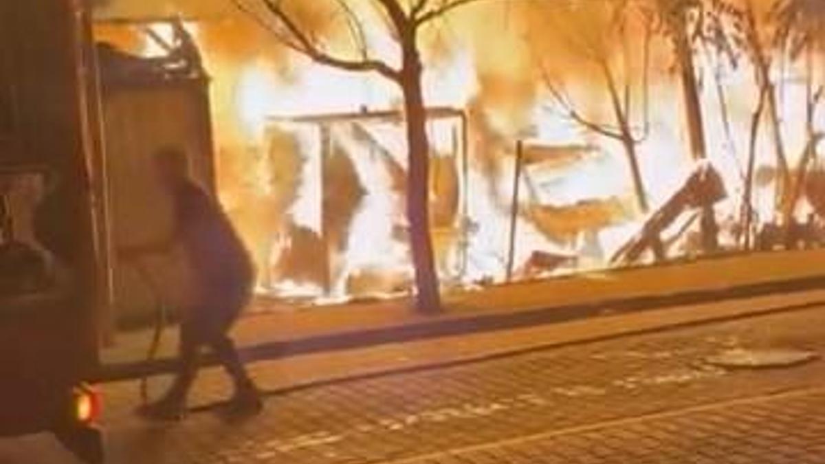 Avcılar’da TIR parkında yangın: 5 araç kullanılamaz hale geldi