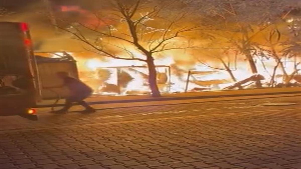 Avcılar'da yangın TIR parkında çıktı: 5 araç kül oldu