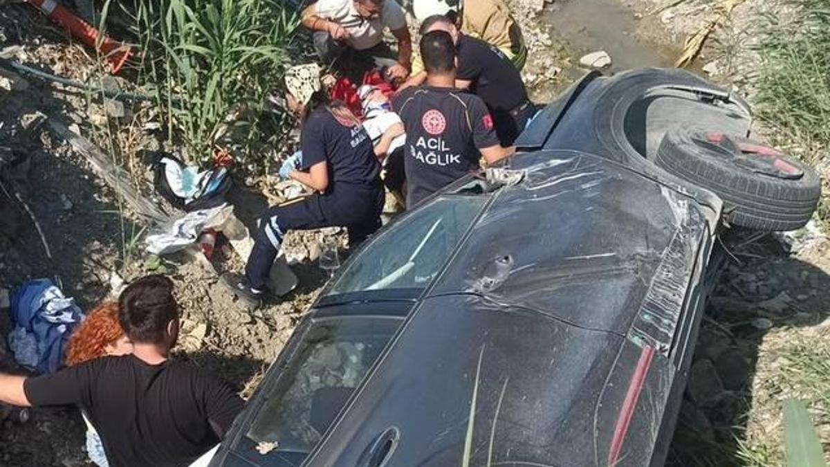 Hatay'da otomobil kanala devrildi; 2 yaralı