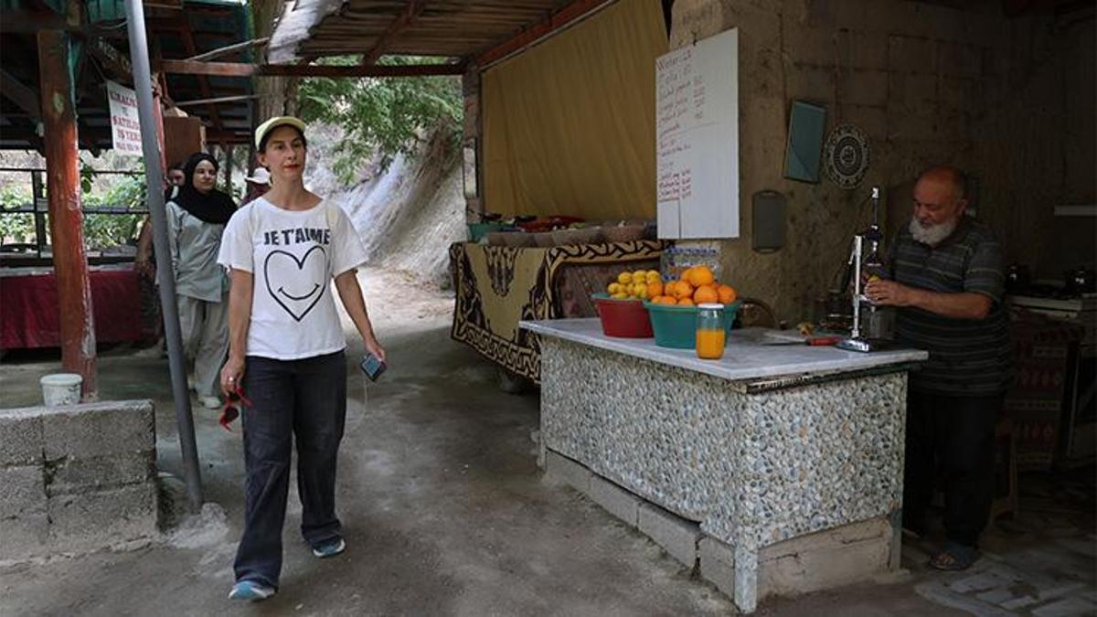 9 metrekarelik kayada ömrünün yarısından fazlasını turistlere adadı